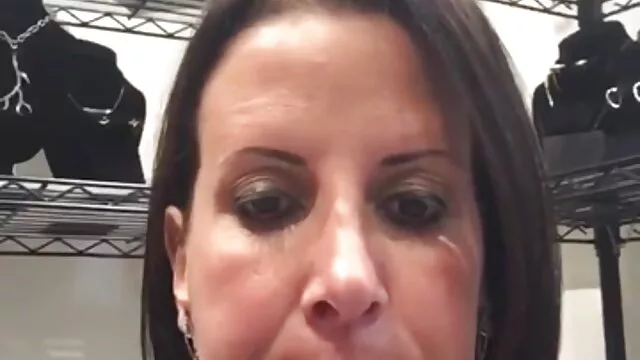 Chica porno con español con tetas pequeñas se cambia de ropa en cámara oculta