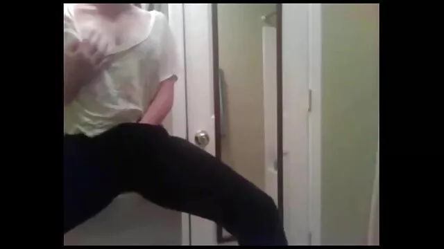Adorable rubia pajeada en la ducha porño español