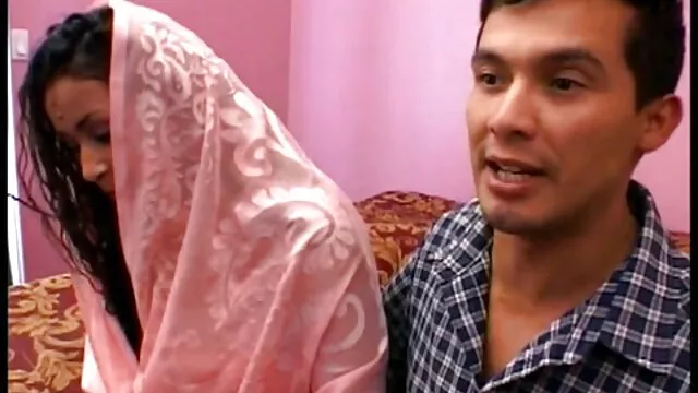 Nena videos x españolas de pelo oscuro corre perlas en los labios