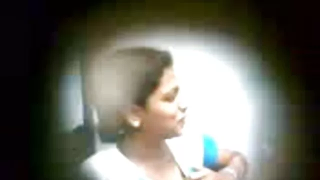 Las novias se desnudan y esperanza gomez follando en español caminan por las concurridas calles