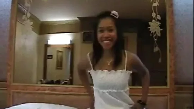 La hermosa incesto subtitulado pelirroja Tyra se folla a sí misma