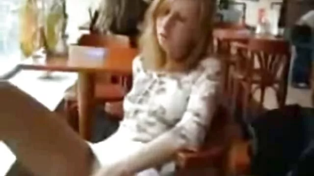 Cutie en la videos pono español cocina golpea el coño con una gran erección de goma