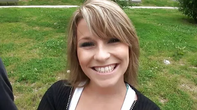 La lengua ágil videos xxx trios en español de su amiga lleva a Susie a un orgasmo salvaje