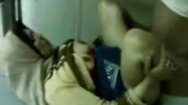 La perra se masturba tirada hentay en castellano en el patio trasero