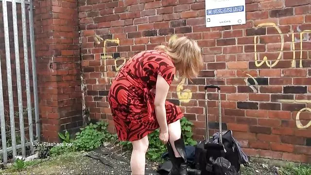 Después de haber vestido a una belleza con látex, la cuelgan del techo y la sexo video español atan