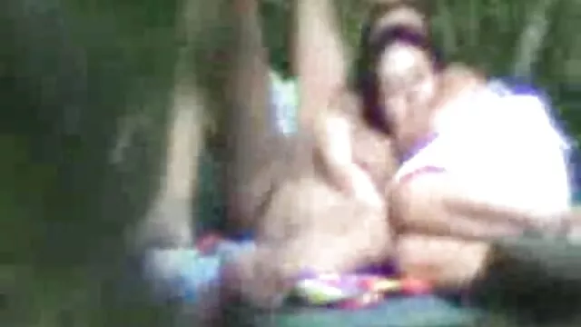 Chica lame la mano de un hombre en porno español hentai un guante médico después de que él le masturba el coño