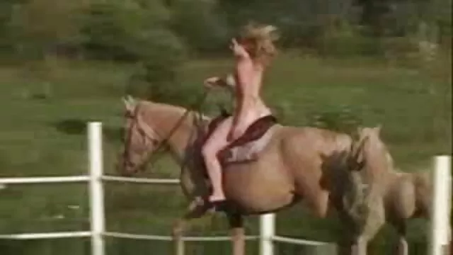 Seductora rubia acaricia su coño videos x español