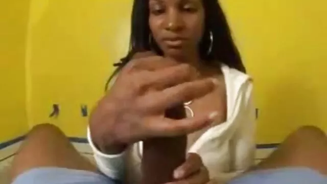 Tan pronto como montamos la carpa, la puta tatuada xvideo español inmediatamente se abalanzó sobre la polla