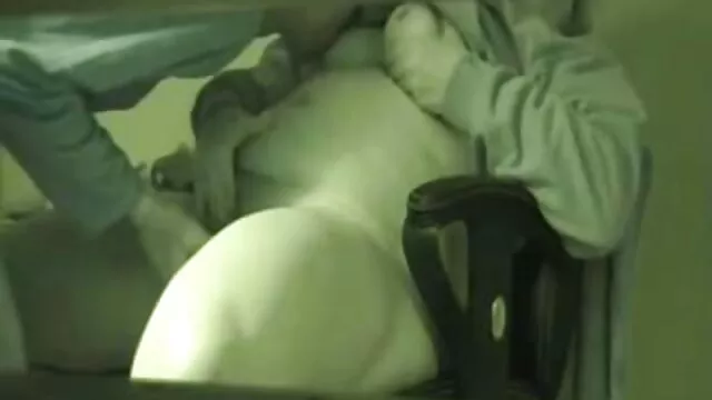 Belleza en sus 18 años sabe sexo gratis en español cómo y le encanta follar bien