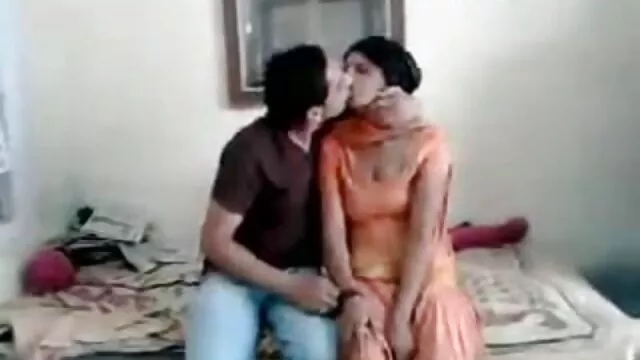 Gordo faking tv porno de enormes tetas cabalga un falo