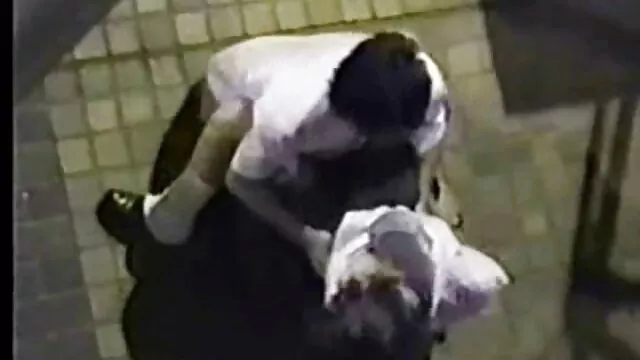 Mientras su esposo está ocupado, Carmen youporno en español lo engaña con un ladrón enmascarado