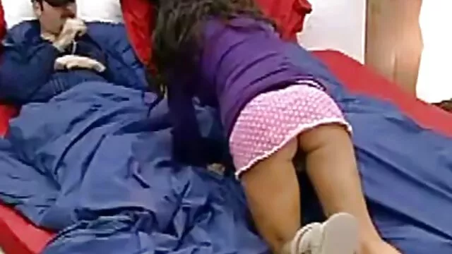 Nina vídeos gays en español Majdanova dio un vistazo debajo de la lencería