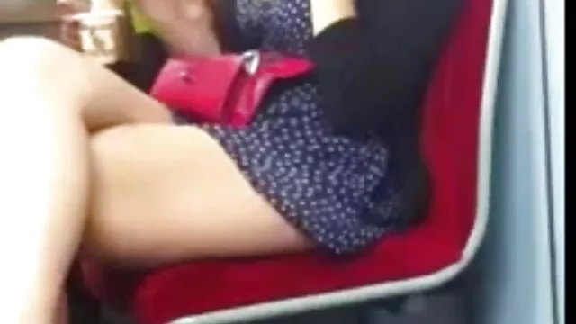 El alumno insertó un pene en la boca de la profesora xxx madres españolas y le sopló