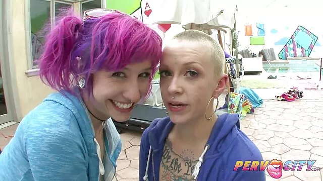 Gina Gerson acaricia a su amiga hentai xxx en español