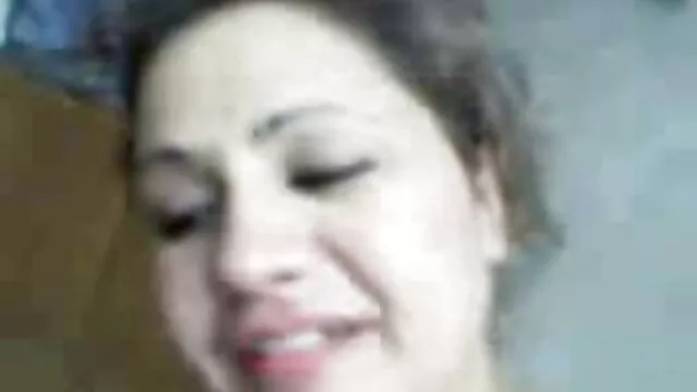 Una puta adulta de grandes tetas se mete un plátano en videos xxx traducidos al español el coño