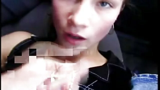 Chica de piernas largas enseña su agujero y se pajea con un porno con subtitulos español consolador de cristal
