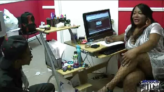 Gang bang y doble penetración para cumloder español una mujer cachonda