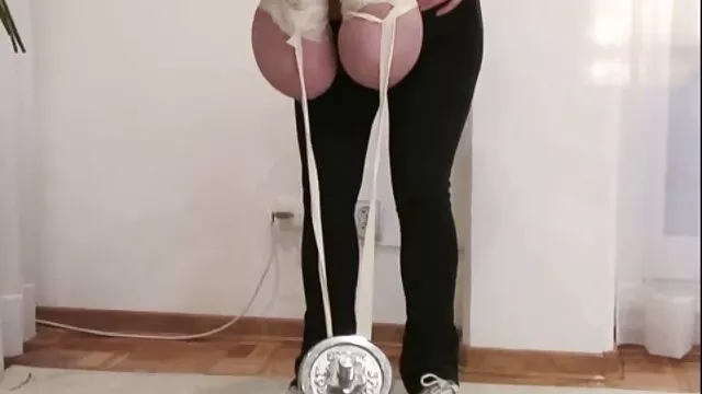 Una chica delgada le dio a un chico para videos porno subtitulado al español que se follara después de que él le arregló un conjunto de fotos