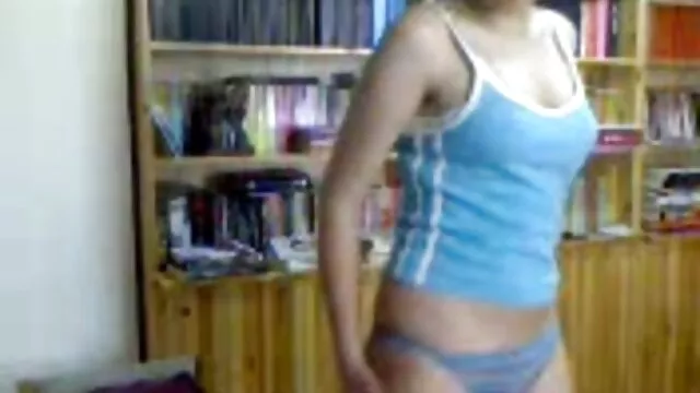 Nina en shorts cortos acaricia porno gay audio en español su coño