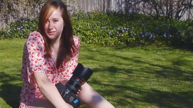 Chica gordita camina desnuda en una zona concurrida con su novia flaca hablando español xxx
