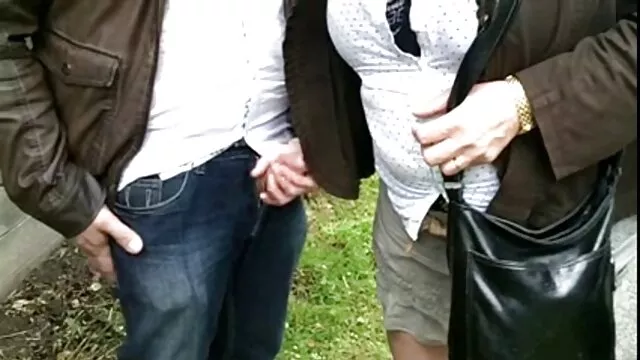 Mujer bonita porno idioma castellano en lencería chic folla activamente con un hombre