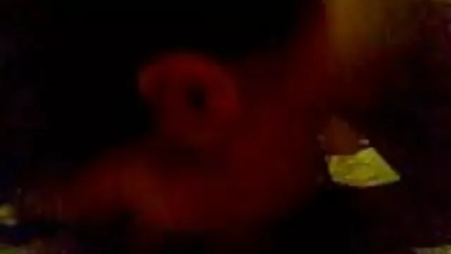 Un anciano introduce a una mulata ver peli xxx a los placeres del sexo