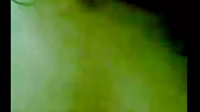 Chico enmascarado sirve obedientemente como cenicero para una amante de xxx español mexicano fumar cachonda