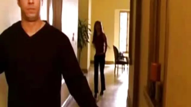 Mujer guapa, sin quitarse los zapatos de los pies, acaricia xxxenespañol su coño con excitación