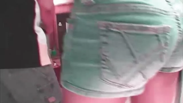 Londa se sentó a los pies del chico y le hizo una mamada en porno español gratuito 1 persona