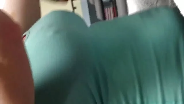Alemana nuevo porno español folla activamente con un amante calvo en el patio